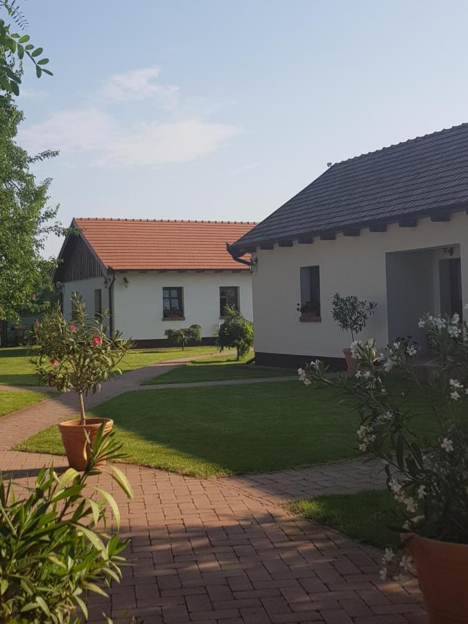 Tóth Vendégház és Apartmanház Újfehértó Ujfeherto Exterior foto