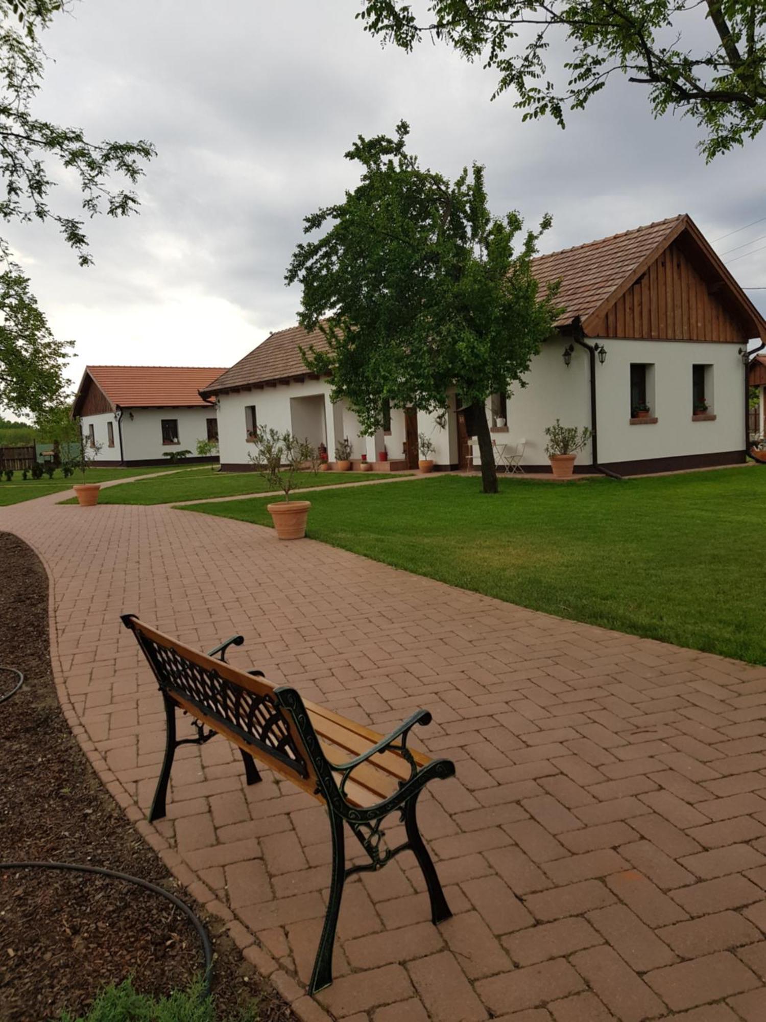 Tóth Vendégház és Apartmanház Újfehértó Ujfeherto Exterior foto