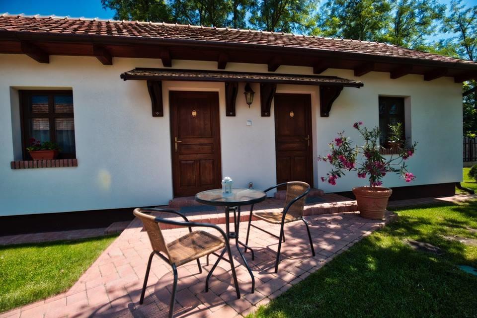 Tóth Vendégház és Apartmanház Újfehértó Ujfeherto Exterior foto