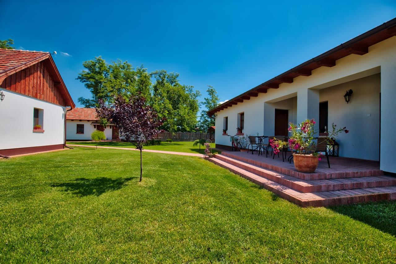Tóth Vendégház és Apartmanház Újfehértó Ujfeherto Exterior foto