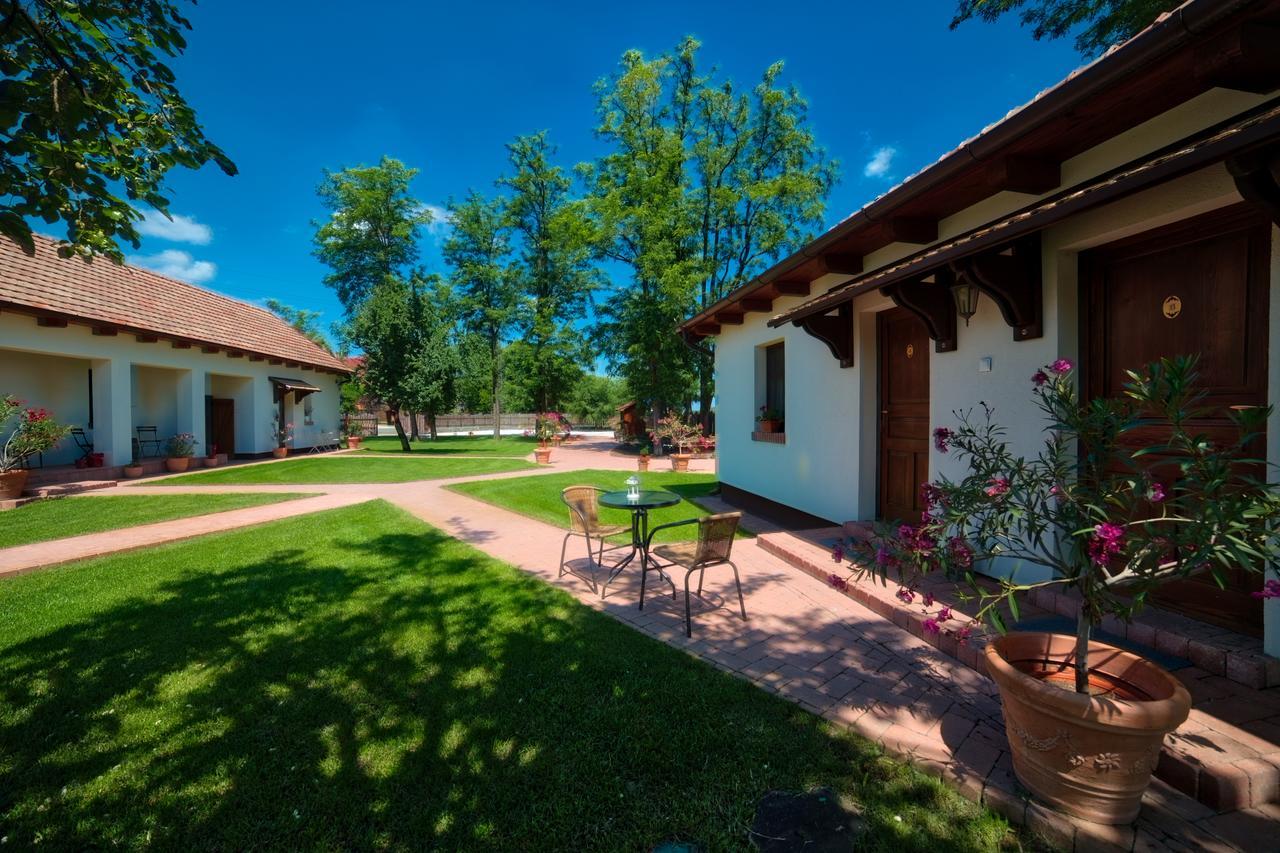 Tóth Vendégház és Apartmanház Újfehértó Ujfeherto Exterior foto