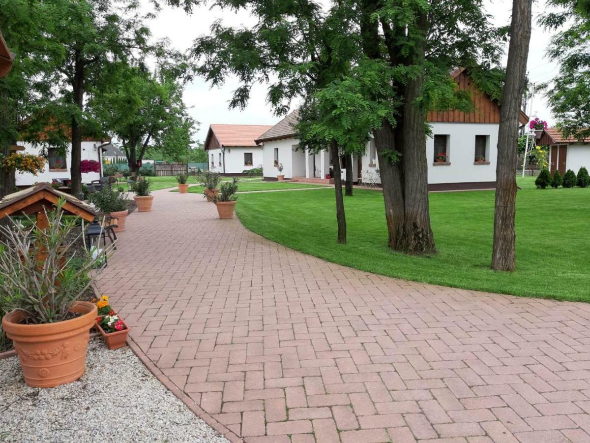 Tóth Vendégház és Apartmanház Újfehértó Ujfeherto Exterior foto